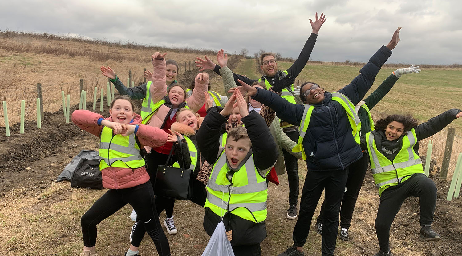 Planting Hedgerows with Kids Plant Trees